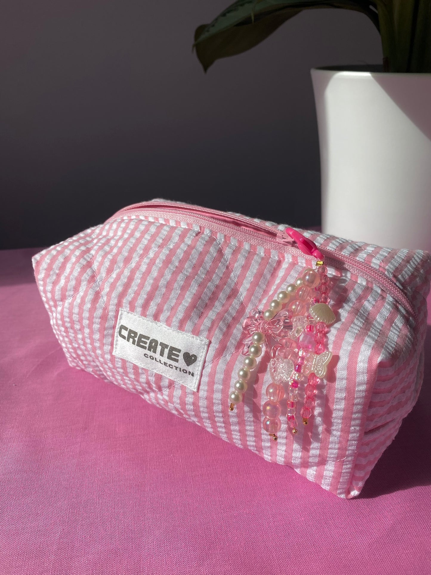 Trousse rose clair à rayures