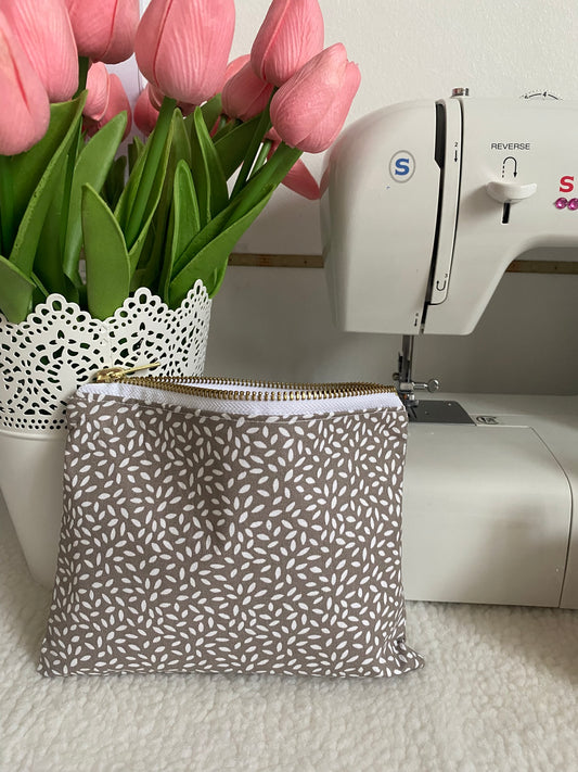 Pochette grise et blanche