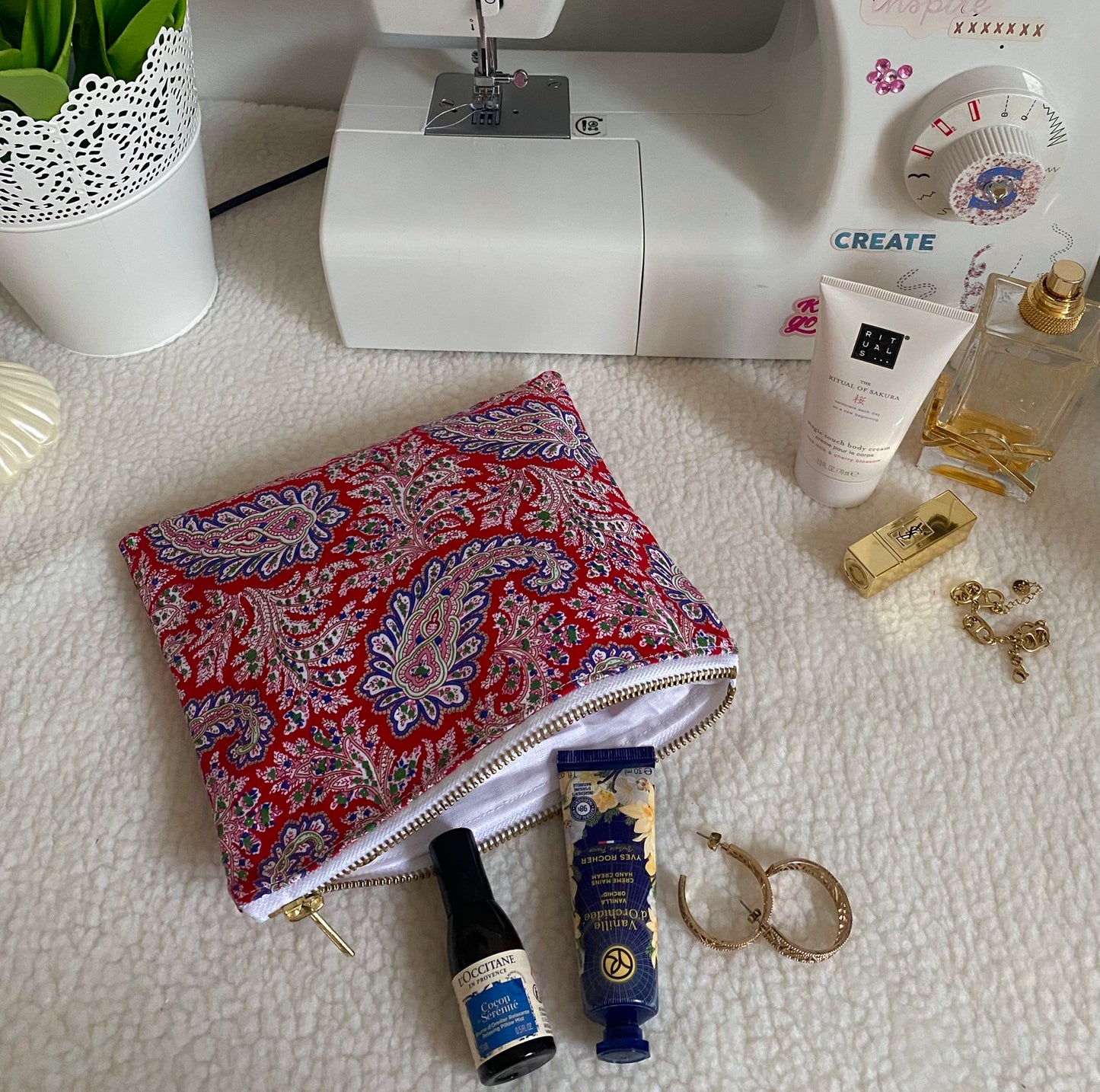 Pochette à motif rouge